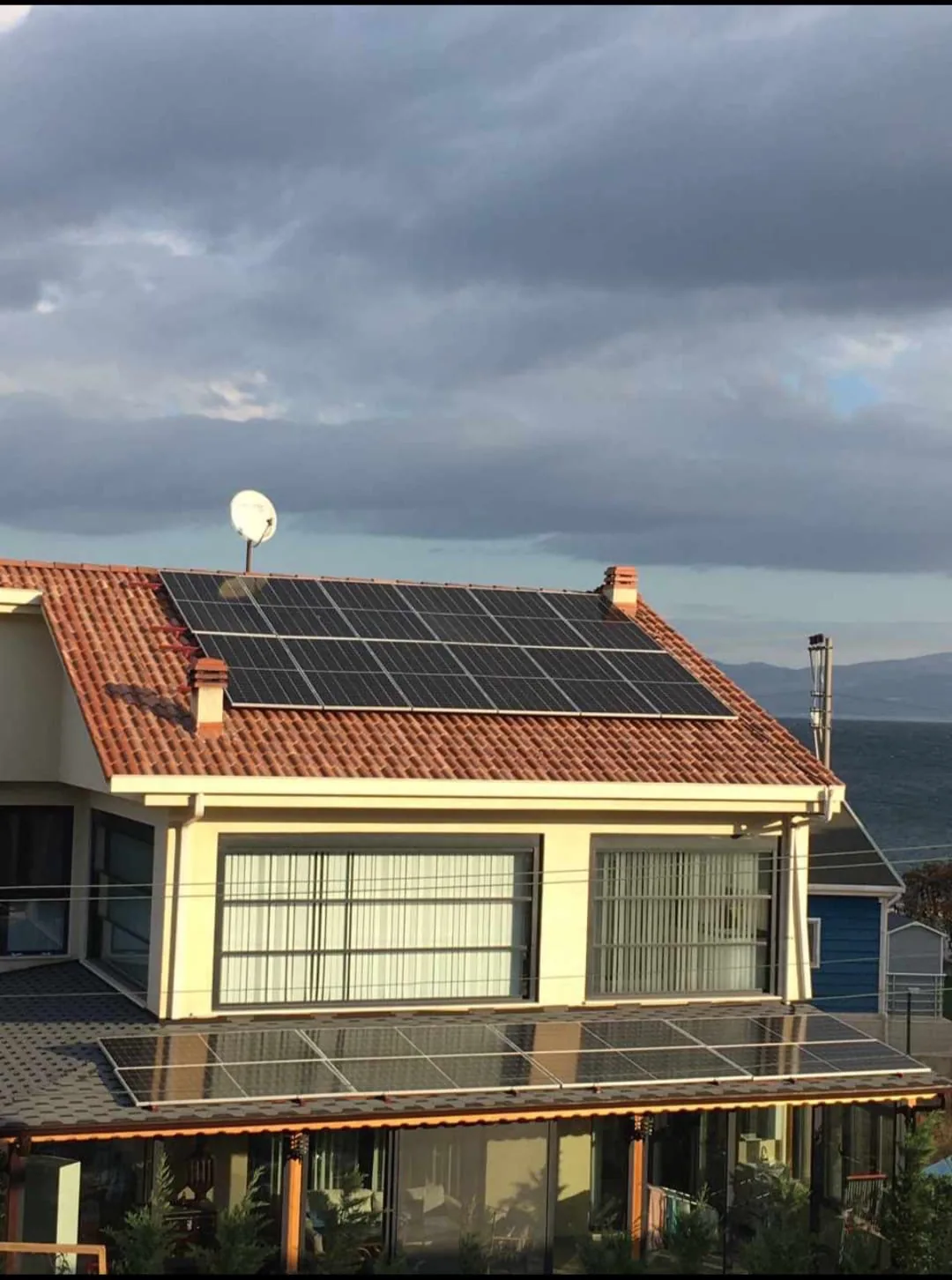 Deniz manzaralı villada güneş paneli kurulumu