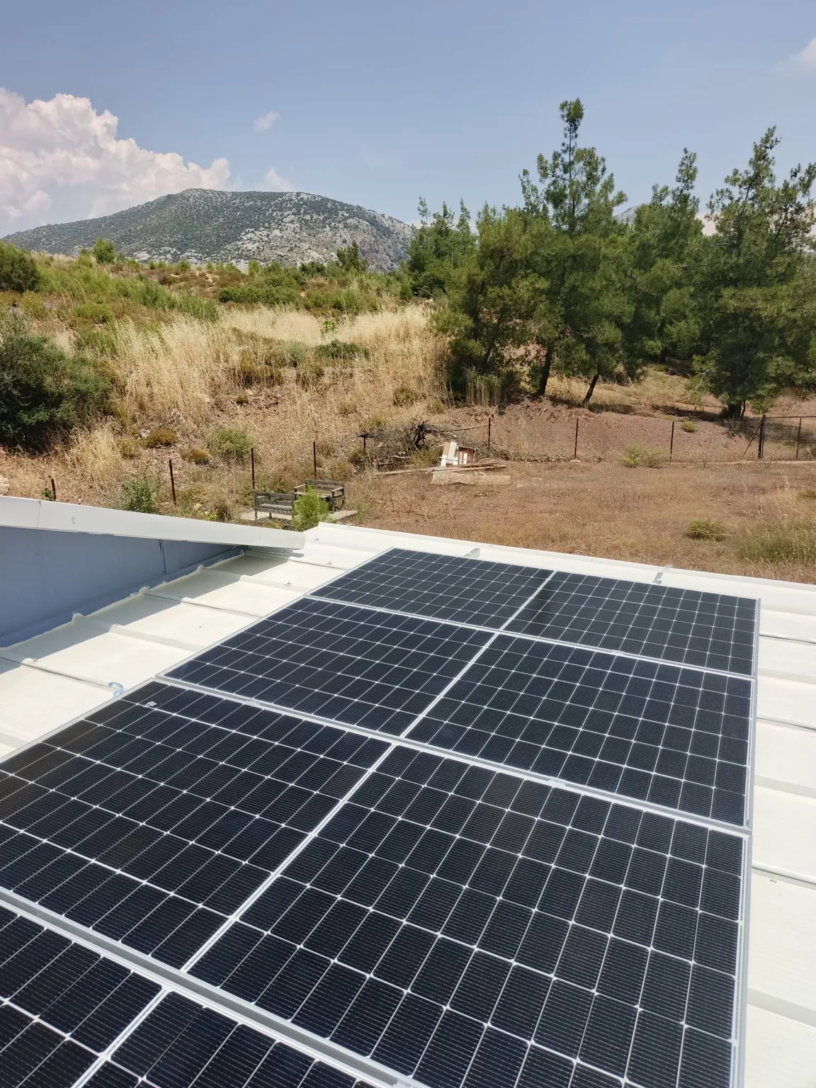 Villa çatısında güneş paneli ve dağ manzarası