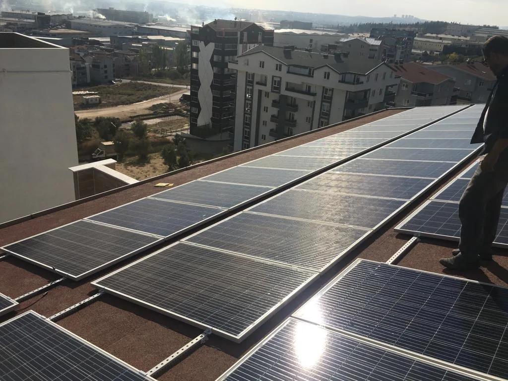 Düz çatıda güneş enerji sistemi kurulumu