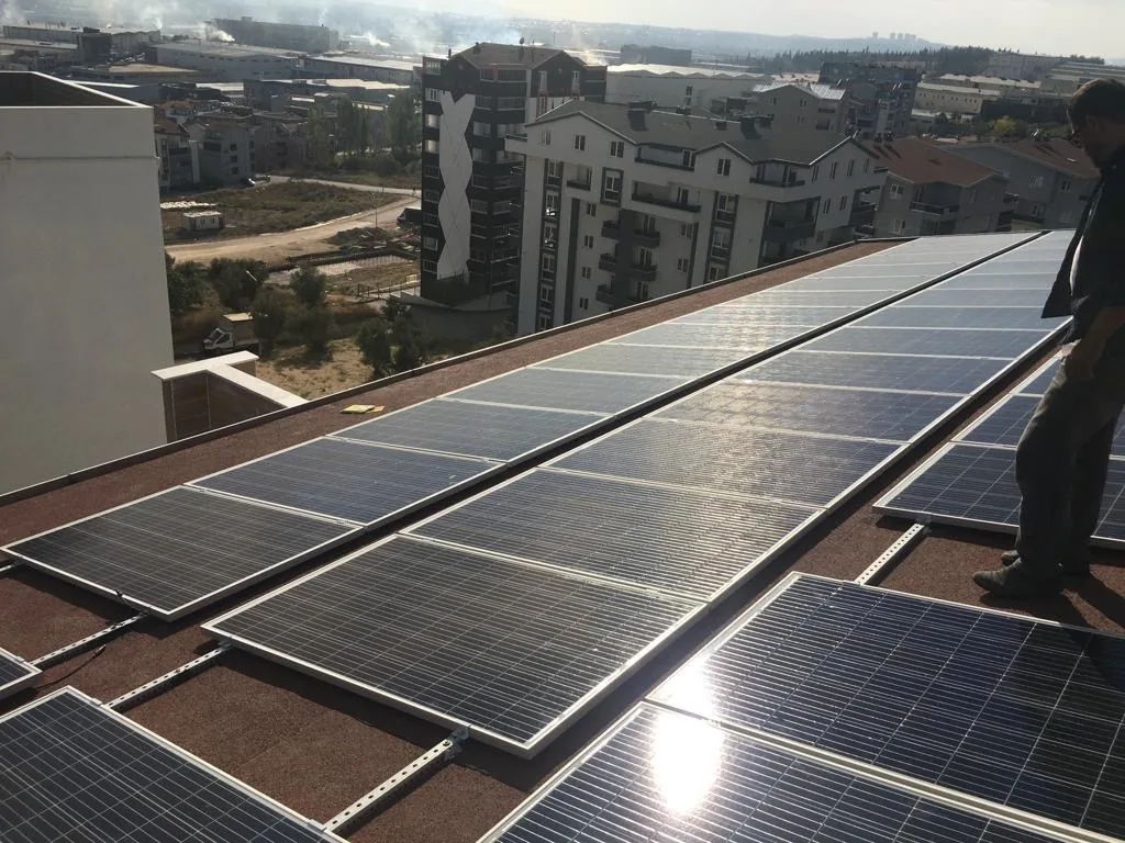 Fabrika çatısında büyük ölçekli GES kurulumu