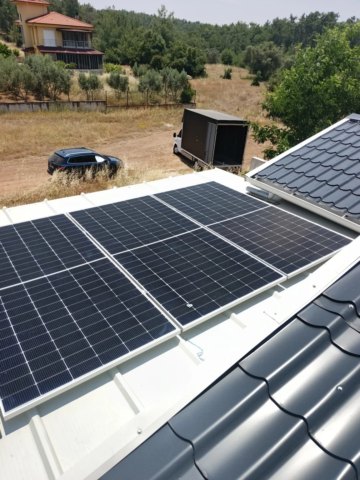 Metal çatı üzerinde villa güneş paneli kurulumu