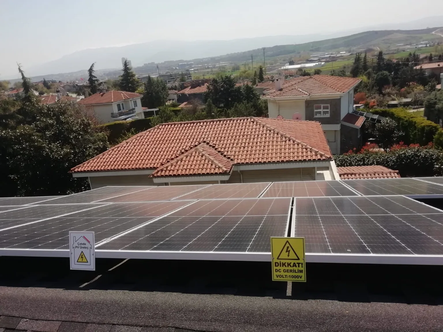 Villa çatısında güneş paneli ve DC koruma uygulaması