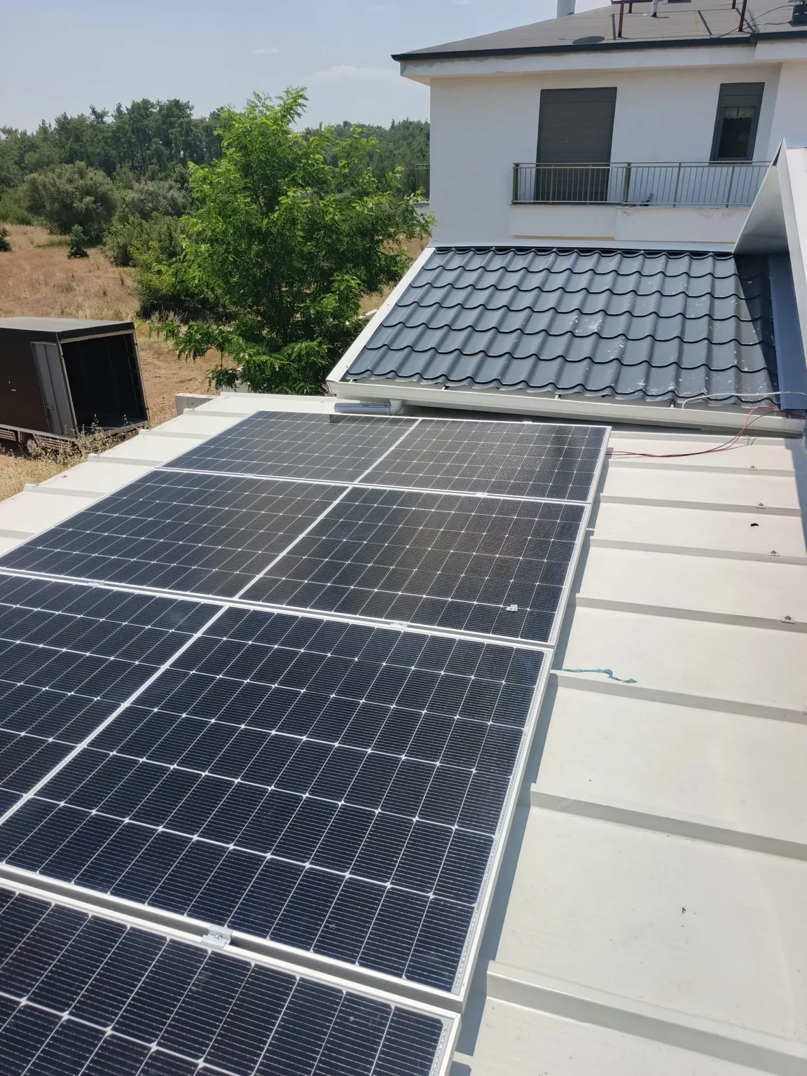 Villa çatısında panel kurulumu ve bağlantı kabloları