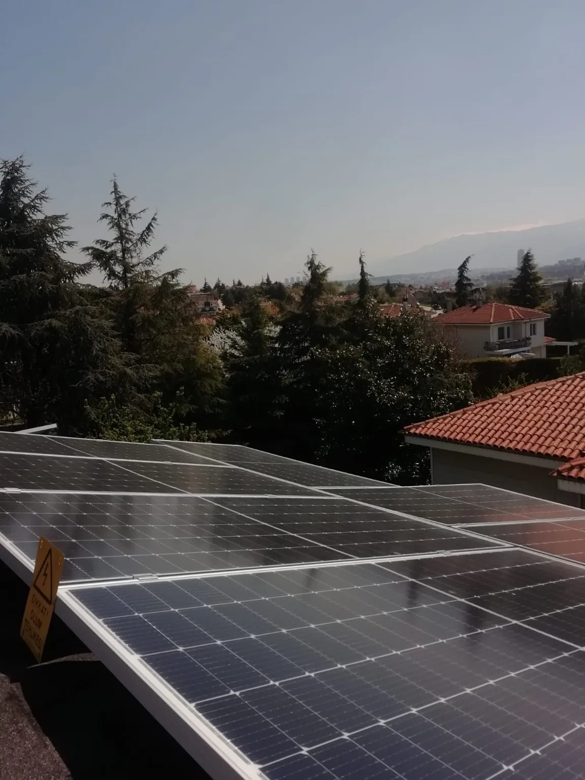 Antalya villa çatısına kurulan güneş enerji sistemi